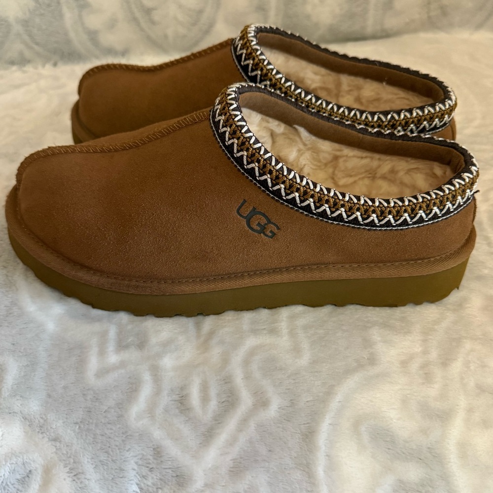 UGG Tasman II indoor/outdoor slip-on shoes. Size: 9 Chestnut; sheepskin interior